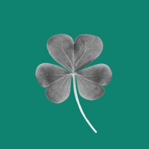 Shamrock on a green background. 7 reasons and alcohol-free St. Patrick's Day is lucky